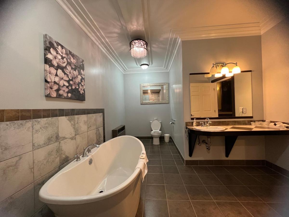 Wells Gray Inn Clearwater Exterior photo