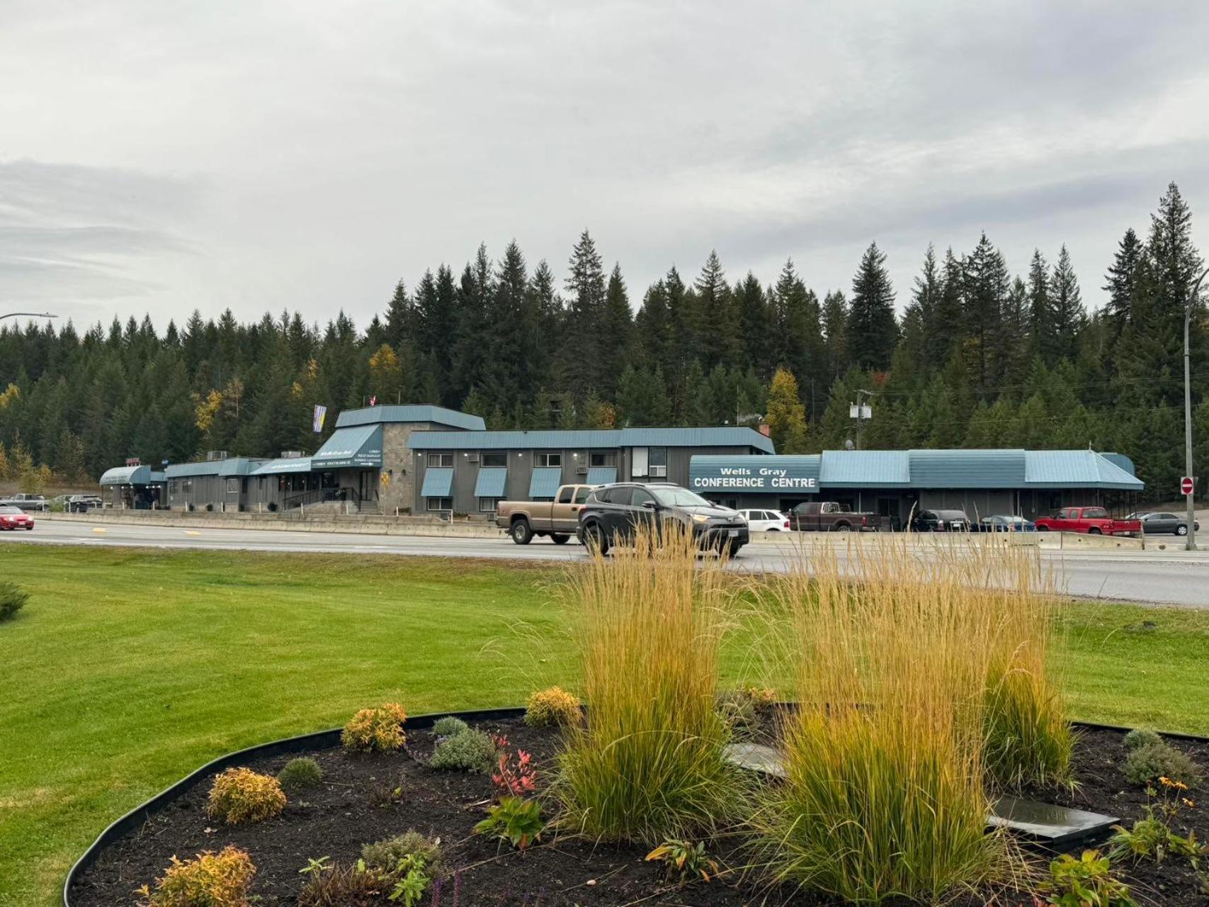 Wells Gray Inn Clearwater Exterior photo